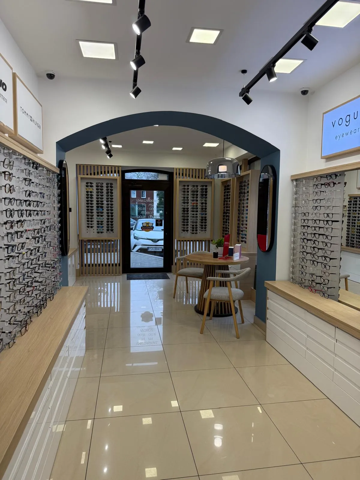 Salon Optyk M. Troszak przy ul. Roosevelta 41 w Gnieźnie (obok Netto)